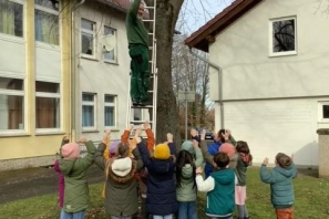 Nistkästen werden aufgehängt
